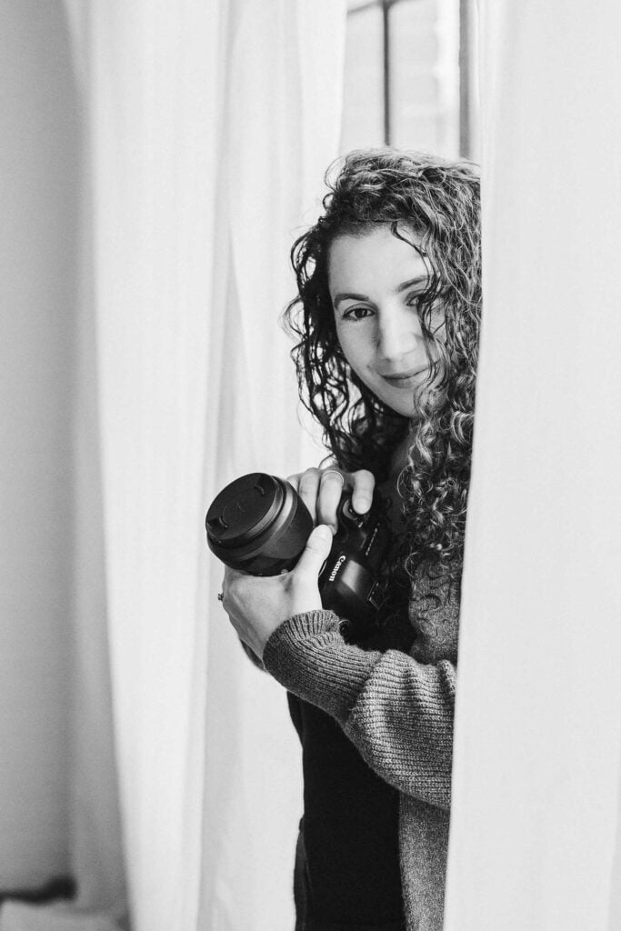 carolina hanna photo montreal family photographer holds camera